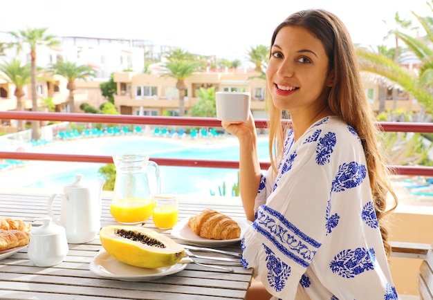 Petit déjeuner femme mangeant le brunch sur les voyages en hôtel de villégiature