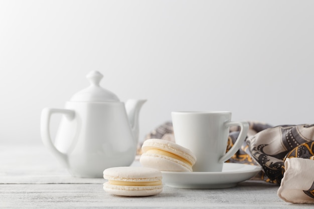 Petit déjeuner femme sur table avec tasse de thé