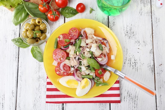 Photo petit déjeuner frais composé d'une salade de légumes servie sur la table