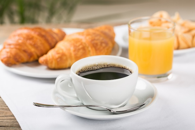 Petit déjeuner français appétissant sucré