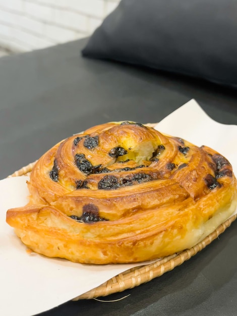 Photo petit-déjeuner français avec pâtisseries au travail depuis la maison photo d'archive