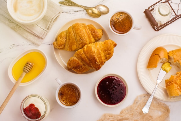 Petit déjeuner français traditionnel