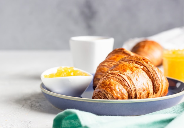 Petit déjeuner français avec viennoiseries fraîches Croissants avec café et confiture