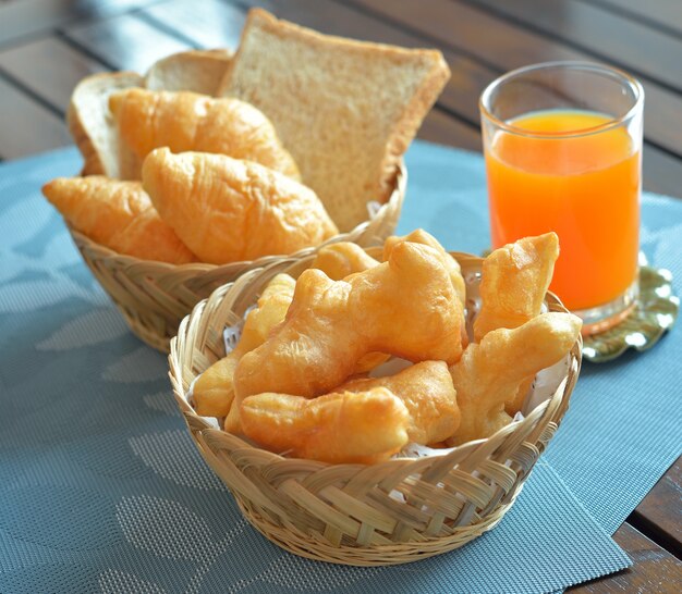 Petit déjeuner frit dans des pâtes.