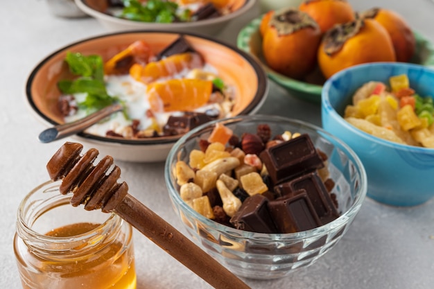 Petit-déjeuner Avec Fruits Et Flocons D'avoine.