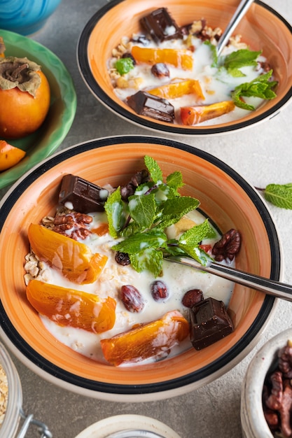 Petit déjeuner avec fruits et flocons d'avoine.