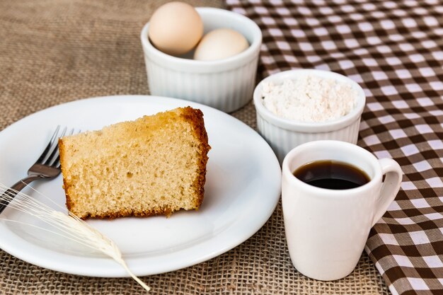 Petit déjeuner avec gateau en plein air