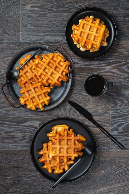 Petit-déjeuner gaufré et café sur une table en bois