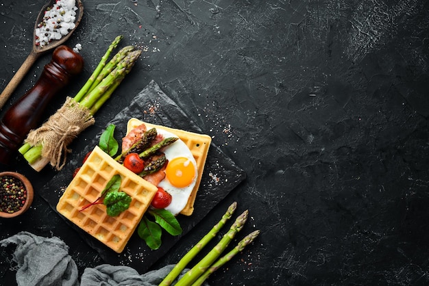 Petit-déjeuner Gaufres belges aux asperges aux œufs et au bacon Alimentation saine Vue de dessus Espace libre pour votre texte