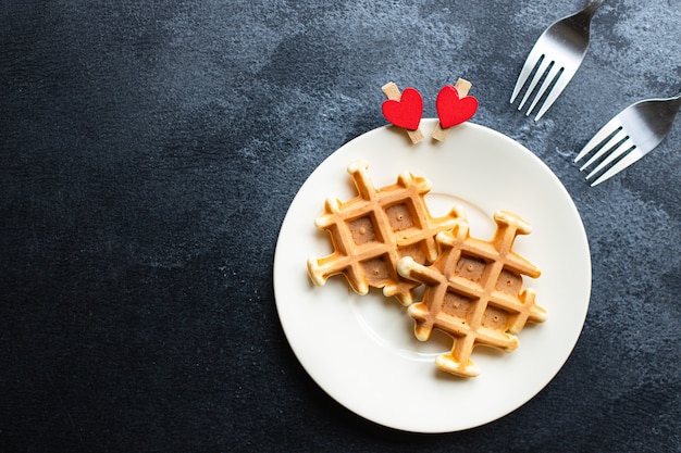 Petit-déjeuner gaufres belges avec deux coeurs, petit-déjeuner de la Saint-Valentin