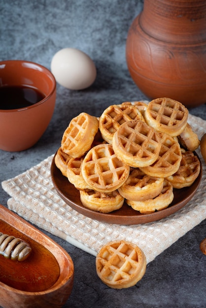 Petit-déjeuner avec gaufres belges miel et café