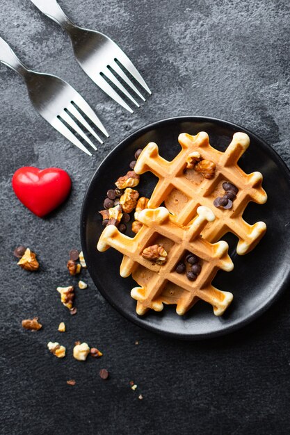 Petit-déjeuner gaufres belges pour deux personnes en forme de coeur