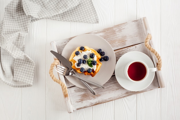 Petit-déjeuner avec gaufres belges