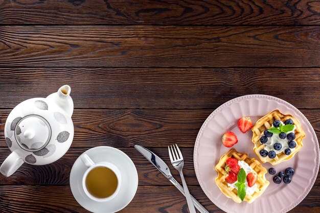 Petit-déjeuner avec gaufres belges