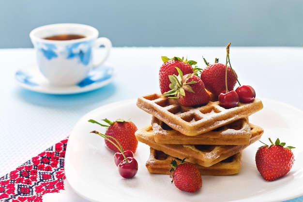 Petit déjeuner. Gaufres viennoises avec fraises et cerises et café.