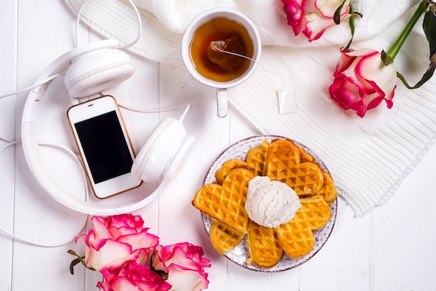 Petit déjeuner avec des gaufres,