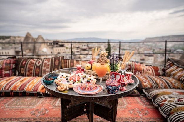 Petit déjeuner avec grand paysage sur le toit de la maison troglodyte dans la ville de Göreme, Cappadoce, Turquie.