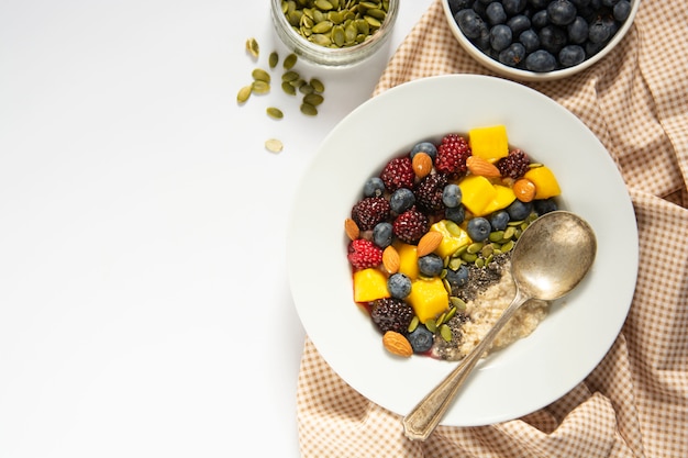 Petit-déjeuner avec gruau d'avoine et fruits