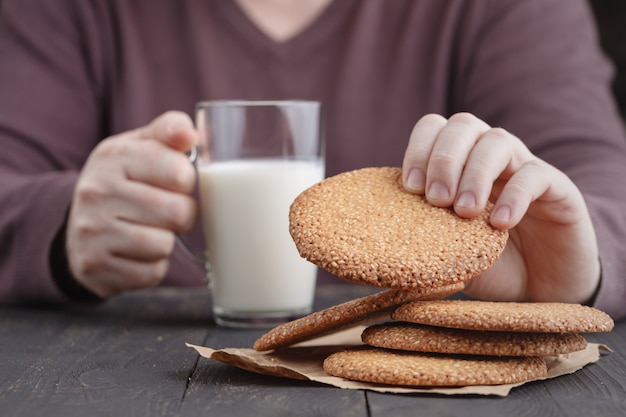 Petit-déjeuner homme avec des biscuits au sésame du Moyen-Orient