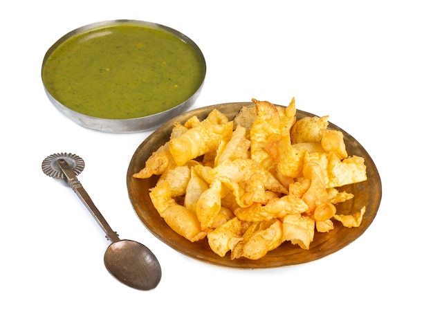 Petit-déjeuner indien Sola Fali ou Masala Papri avec chutney vert