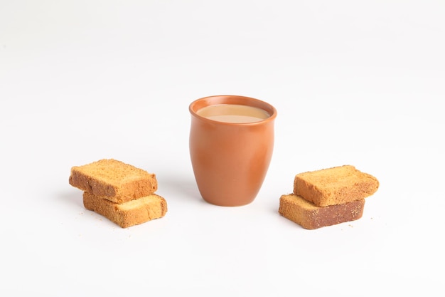 Petit déjeuner indien. thé et biscotte sur fond blanc.