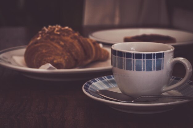 Petit-déjeuner italien avec café expresso et croissant