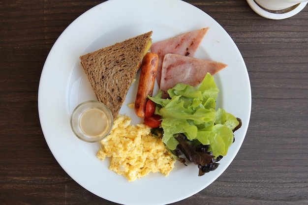 Petit déjeuner avec jambon, oeuf au plat et pain