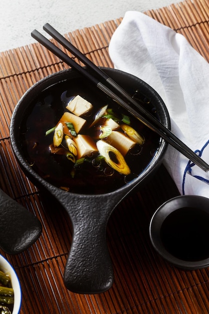 Petit-déjeuner japonais avec soupe miso onigiri et légumes à la sauce aigre-douce Nourriture traditionnelle typique du matin