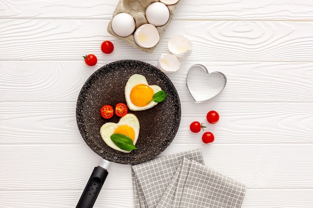 Petit-déjeuner le jour de la Saint-Valentin œuf frit en forme de coeur