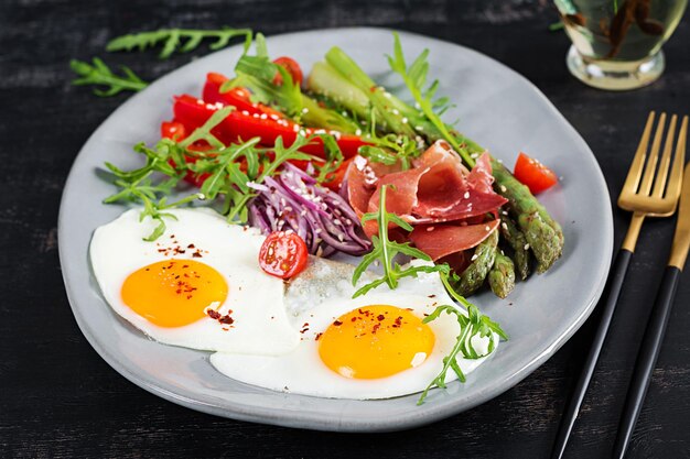 Petit-déjeuner Keto Asperges frites avec œufs rôtis et prosciutto ou jamon Régime cétogène Alimentation saine