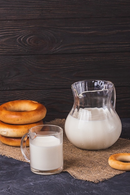 Petit déjeuner avec lait et bagels