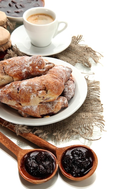 Un petit déjeuner léger et savoureux isolé sur blanc