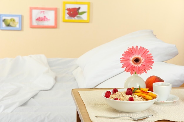 Petit-déjeuner léger sur la table de chevet à côté du lit