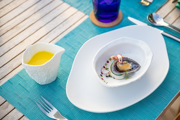 Petit-déjeuner de luxe jus de fruits frais sur table en bois, avec belle station balnéaire tropicale et vue sur la mer