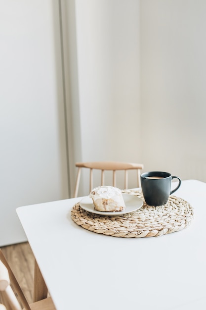 Petit déjeuner le matin avec café et gâteau sur la table. Concept de design d'intérieur minimal.