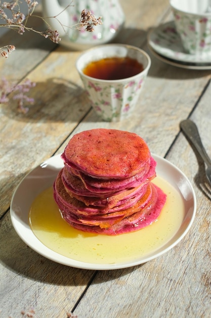 Petit-déjeuner matinal aux crêpes roses colorées