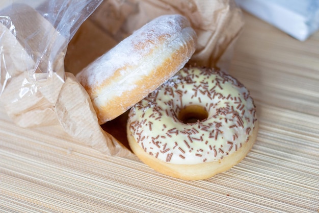 Petit-déjeuner matinal avec beignets et café Gros plan de beignets savoureux Donut