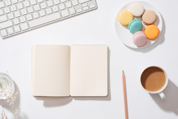 Petit-déjeuner Matinal Confortable Avec Des Macarons Ou Des Macarons Aux Couleurs Pastel.