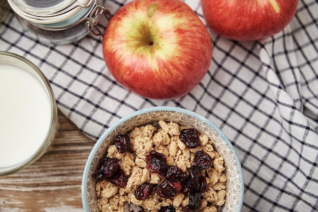 Petit-déjeuner matinal avec granola sur la vue de dessus de fond en bois