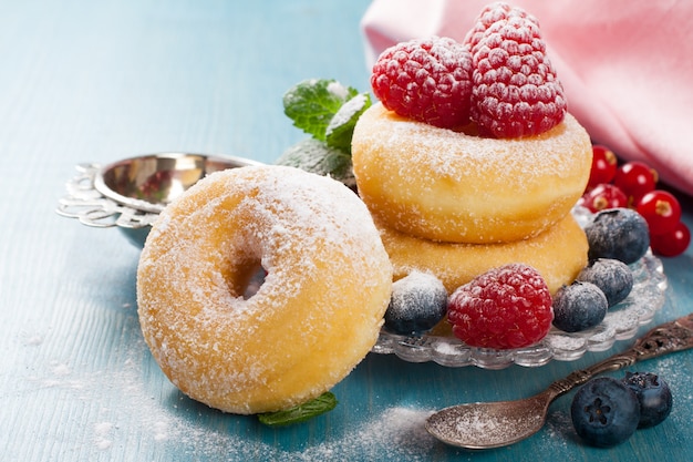 Petit déjeuner avec mini beignets et baies