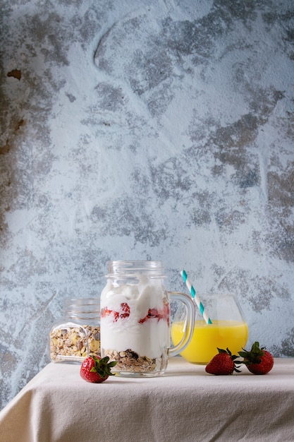 Petit déjeuner avec muesli et yaourt