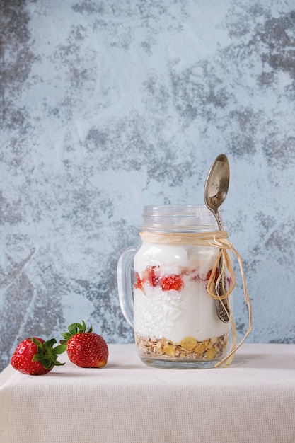 Petit déjeuner avec muesli et yaourt