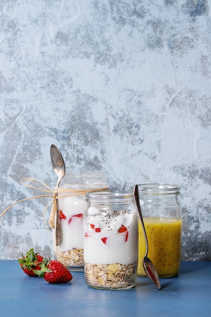 Petit déjeuner avec muesli et yaourt