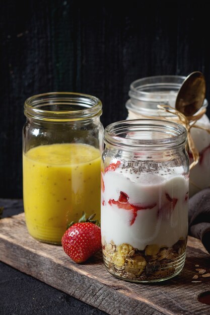 Petit déjeuner avec muesli et yaourt