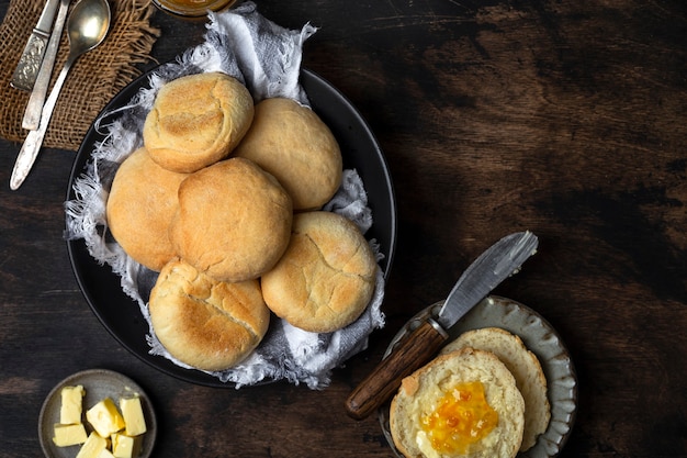 Petit déjeuner de muffins anglais avec beurre et confiture