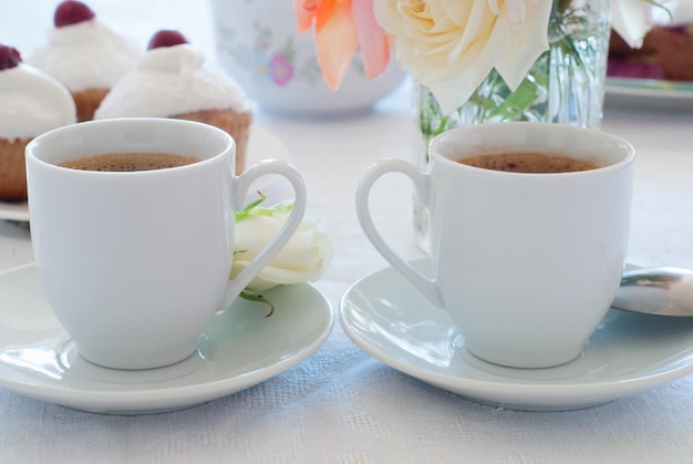 Petit-déjeuner muffins aux cerises avec café