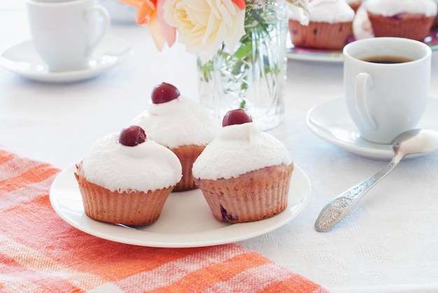 Petit-déjeuner muffins aux cerises avec café