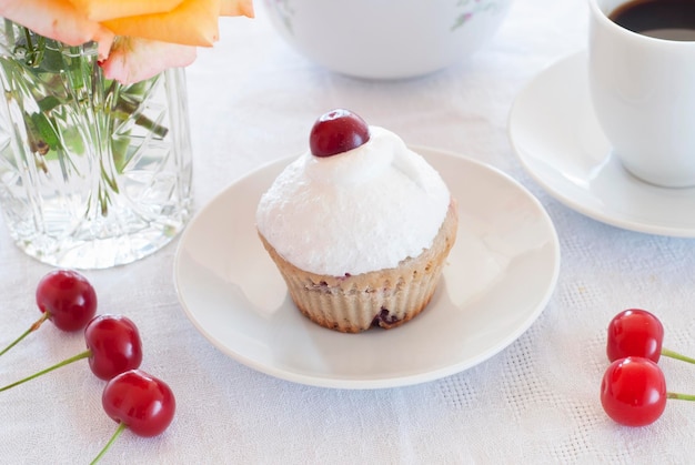 Petit-déjeuner muffins aux cerises avec café