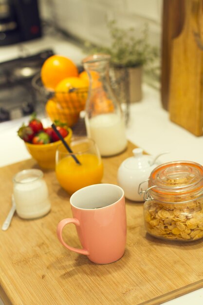 Photo petit déjeuner naturel avec fruits et céréales sur le plan de travail de la cuisine