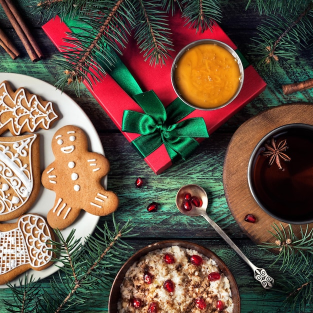 Petit-déjeuner de Noël avec bouillie de biscuits et thé